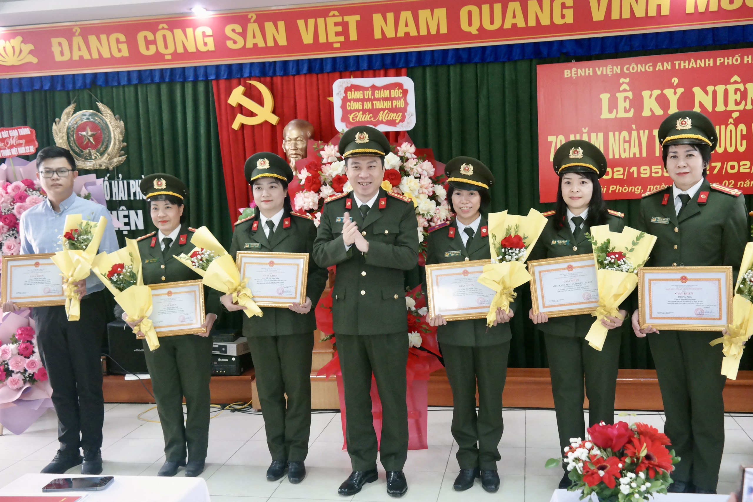 Lãnh đạo CATP thăm, chúc mừng Bệnh viện Công an thành phố nhân kỷ niệm 70 năm Ngày thầy thuốc Việt Nam